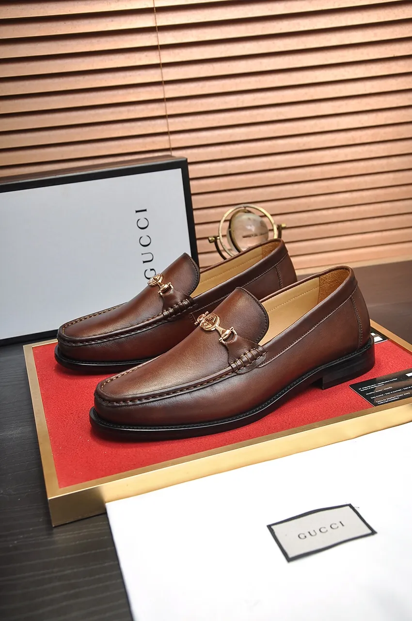 Men's shoes💰560💶Italy's top luxury men's shoe giant (GUCCI) (Gucci) (full cowhide lining) new arrival🍃Original European style🔰 Pleasant to the eye😍In order to make the shoes more durable and non-deformable🌀The production continues to follow traditional methods but there is still no lack of innovation💪Choose original sheepskin for the leather♻️ Smooth and natural And extra bright ⭐Made of imported cowhide, the first choice of rich people 38-45 (45 customized)